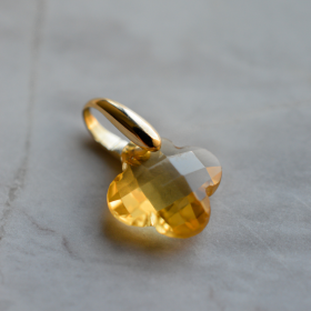 Pendentif trèfle en pierre de citrine et or jaune 18 carats