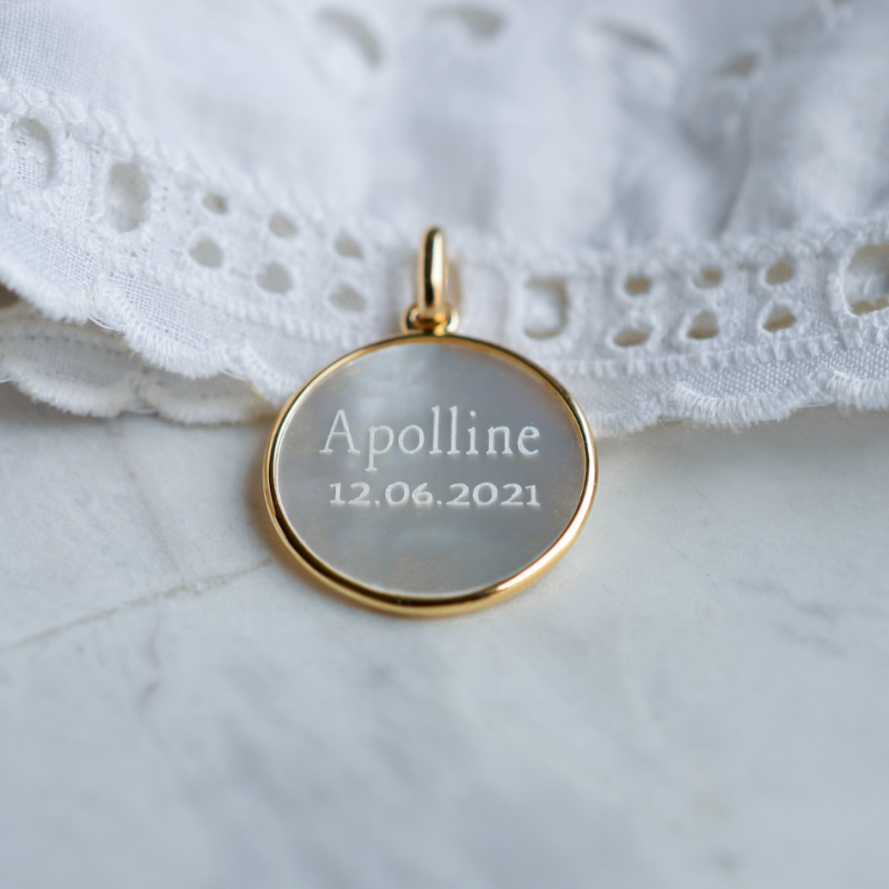 Médaille de Baptême Vierge au Voile en Nacre et Or 18 carats Médaille de Baptême Vierge au Voile en Nacre et Or 18 carats