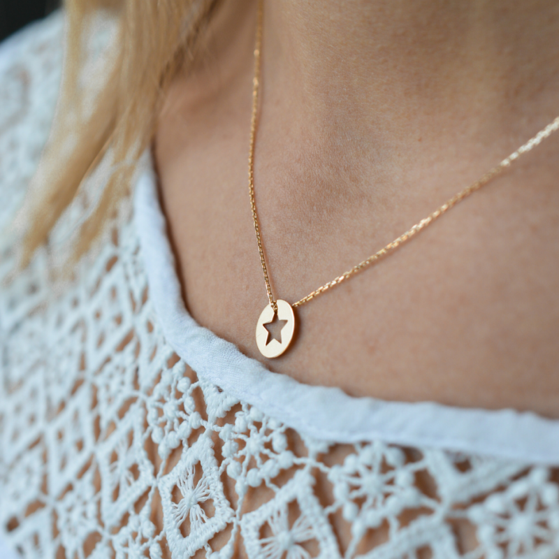 Mini pendentif femme en or étoile ajourée Mini pendentif femme en or étoile ajourée