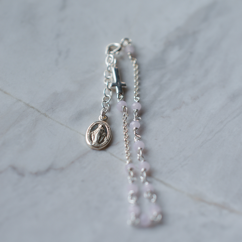 Bracelet Dizainier en argent massif et perles de couleur rose pâle Bracelet Dizainier en argent massif et perles de couleur rose pâle