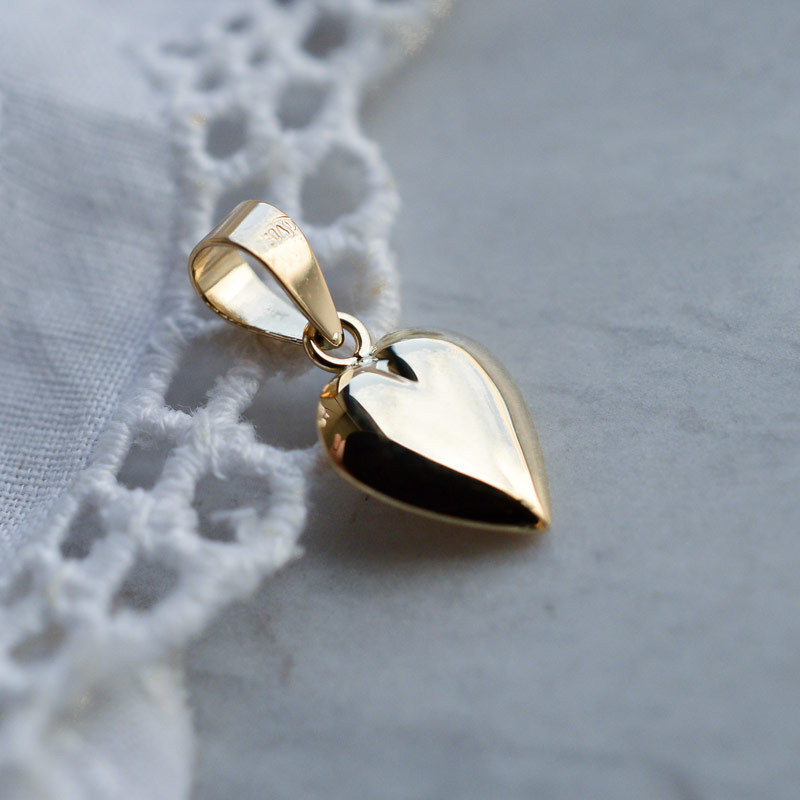 Colgante Corazón Sagrado en Oro Amarillo de 18 Quilates - Maison Laudate