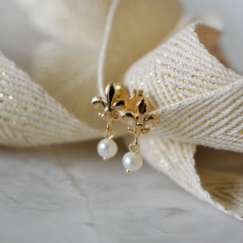 Boucles d'oreilles fleurs de lys perlées Boucles d'oreilles fleurs de lys perlées