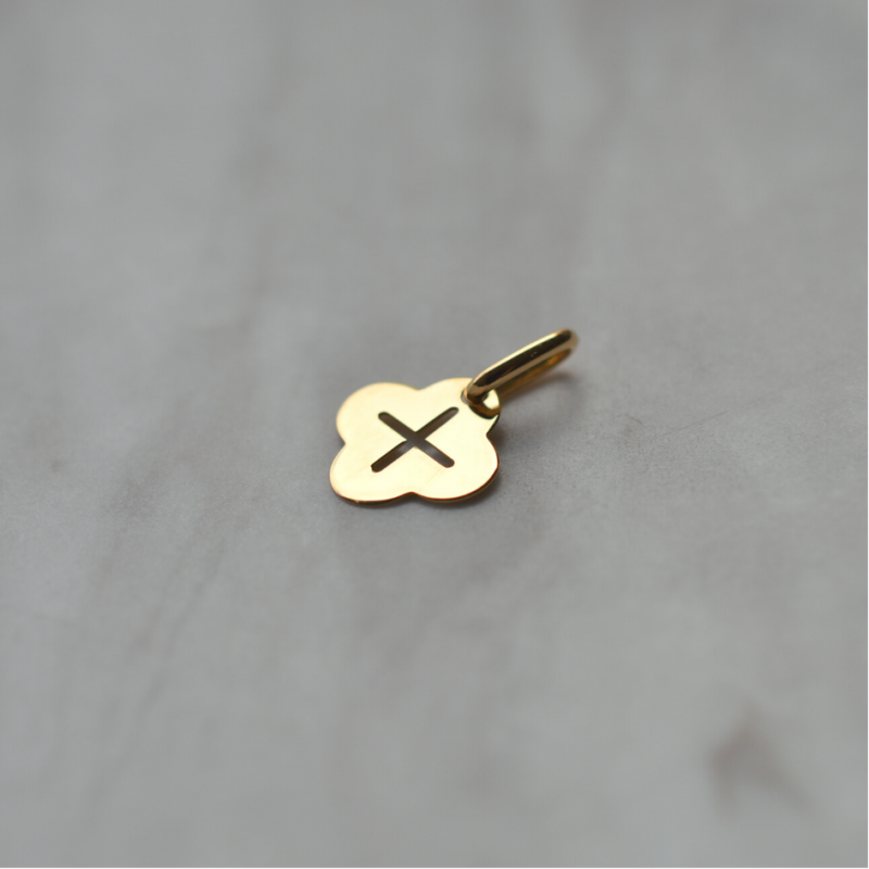 Pendentif Mini Trèfle avec Croix  Or 18 Carats - Maison Laudate