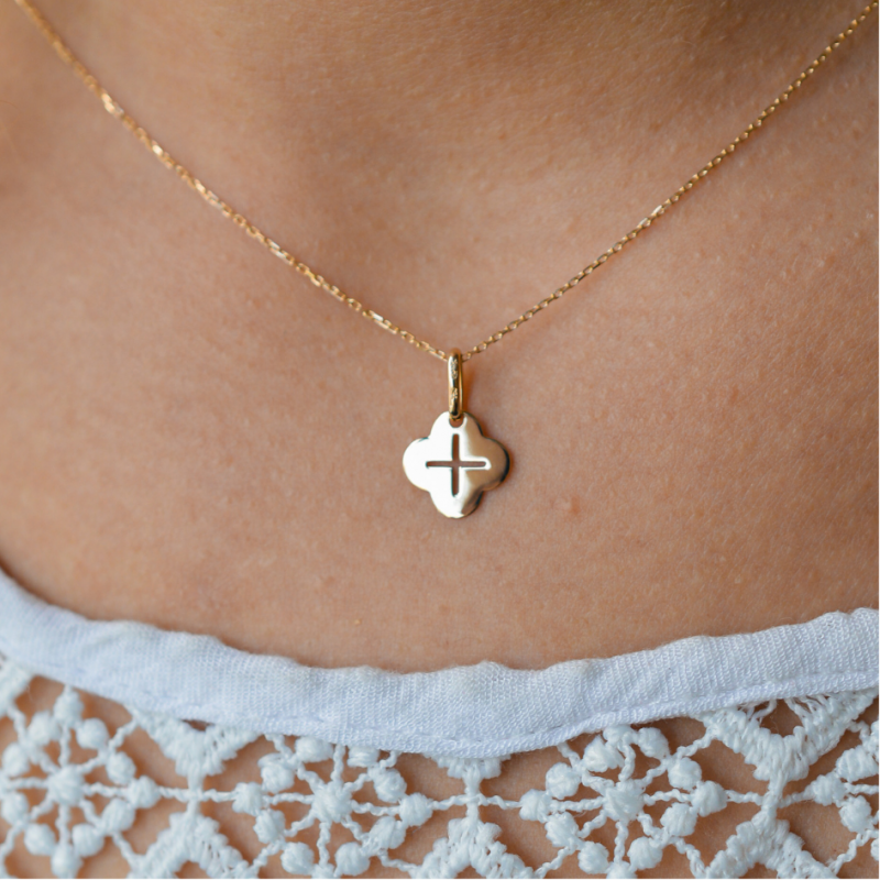 Pendentif Mini Trèfle avec Croix  Or 18 Carats - Maison Laudate Pendentif Mini Trèfle avec Croix  Or 18 Carats - Maison Laudate