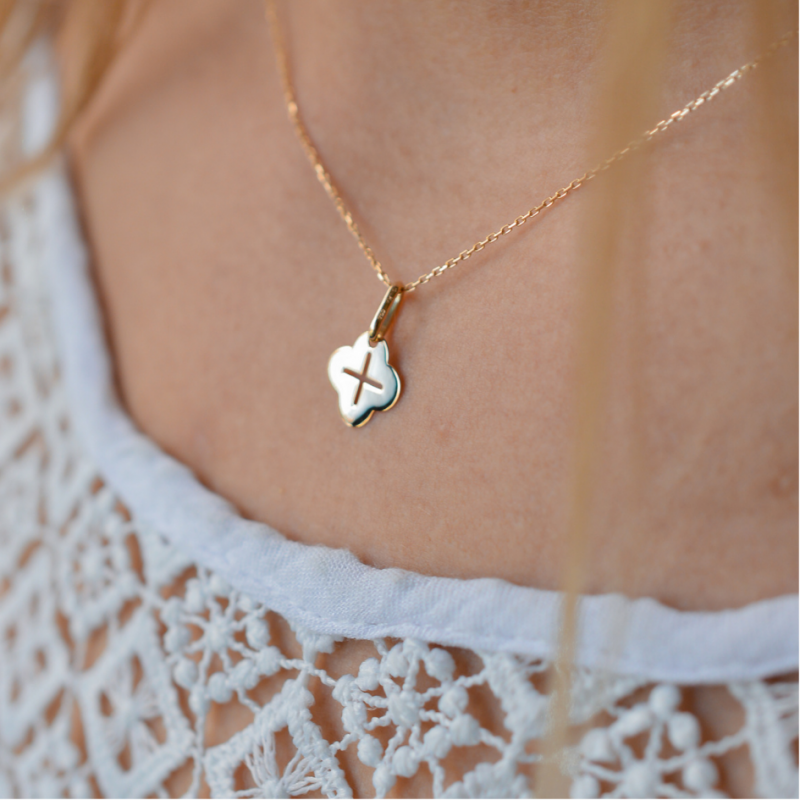 Pendentif Mini Trèfle avec Croix  Or 18 Carats - Maison Laudate Pendentif Mini Trèfle avec Croix  Or 18 Carats - Maison Laudate