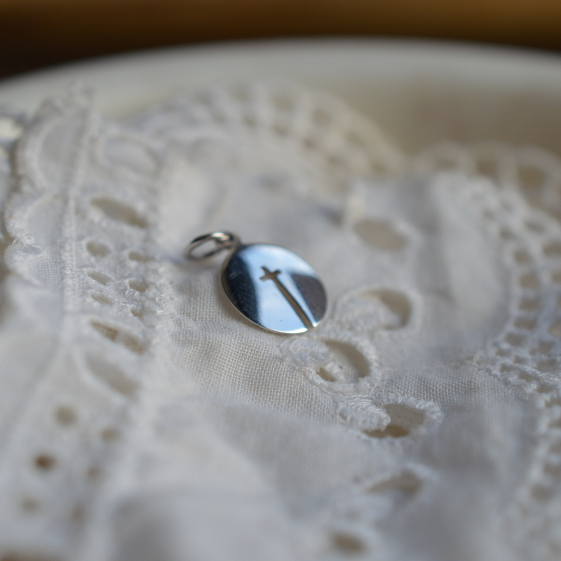 Mini croix ajourée en argent Mini croix ajourée en argent