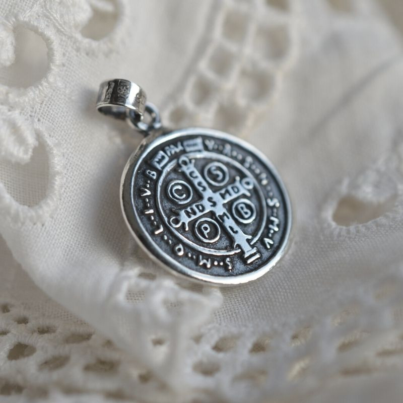 Medaille bapteme Saint benoit recto verso en argent massif - Maison Laudate Medaille bapteme Saint benoit recto verso en argent massif - Maison Laudate