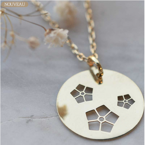 Bijou pendentif 3 fleurs by Kenzo Takada Bijou pendentif 3 fleurs by Kenzo Takada