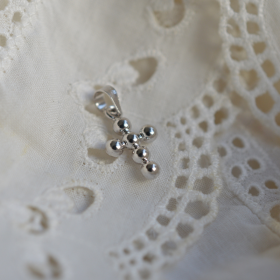 Pendentif grande croix perlée