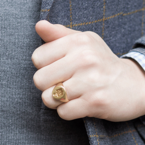 Chevalière Homme ovale 16 x 13 or jaune 18 carats maison laudate