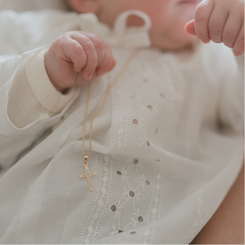 Colgante Cruz Elisabeth Calada Oro Amarillo de 18 Quilates - Maison Laudate