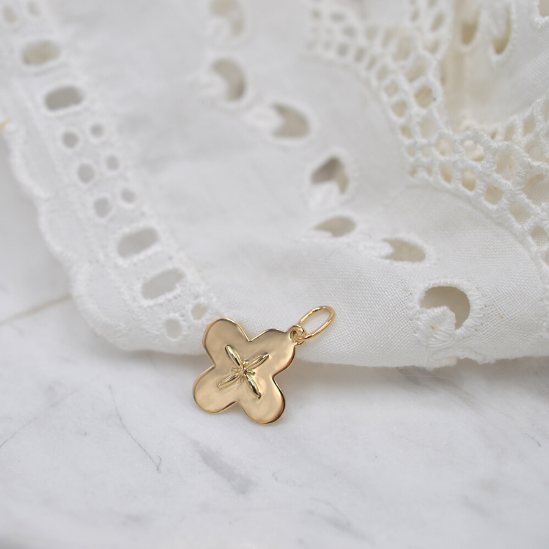 Colgante de Cruz Romana en oro amarillo de 18 quilates - Casa Laudate