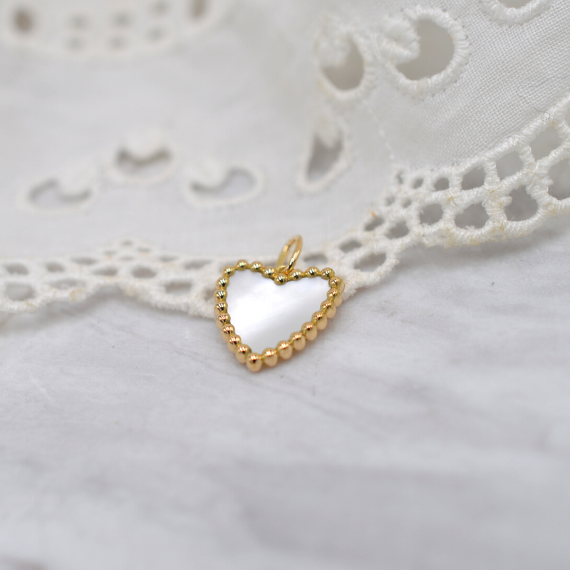 Colgante Corazón Sagrado Nácar Perlado Oro Amarillo 18 Quilates - Maison Laudate