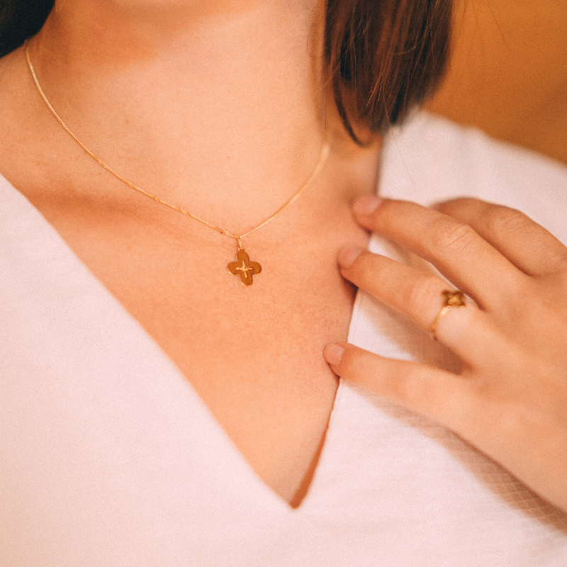 Colgante de Cruz Romana en oro amarillo de 18 quilates - Casa Laudate