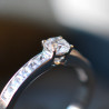 Solitaire Diva en diamants 0,40 carats et or blanc