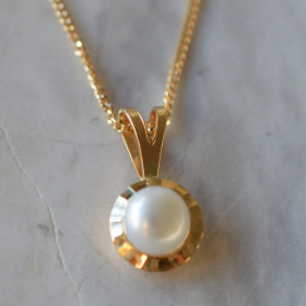 Pendentif perle couronnée...