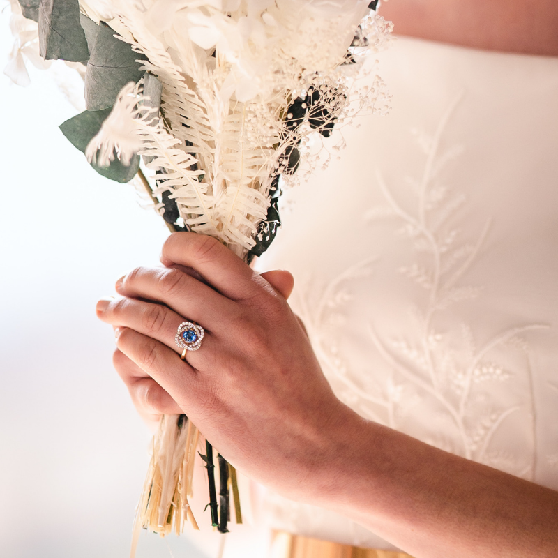 Bague de Fiançailles Rozala Or Jaune 18 carats Diamants et Saphir Bague de Fiançailles Rozala Or Jaune 18 carats Diamants et Saphir