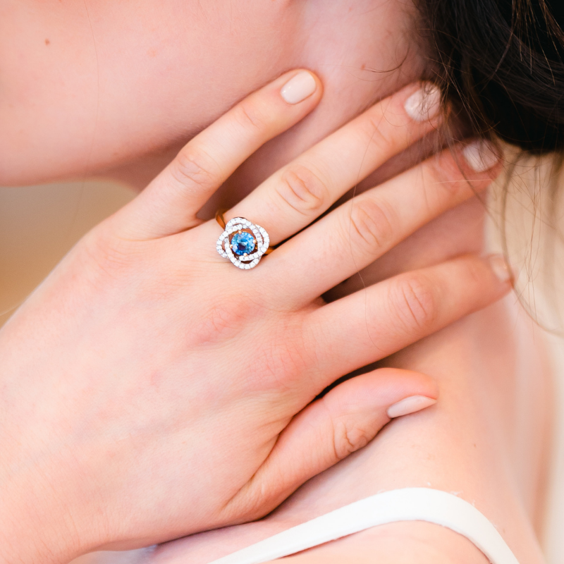 Bague de Fiançailles Rozala Or Jaune 18 carats Diamants et Saphir Bague de Fiançailles Rozala Or Jaune 18 carats Diamants et Saphir