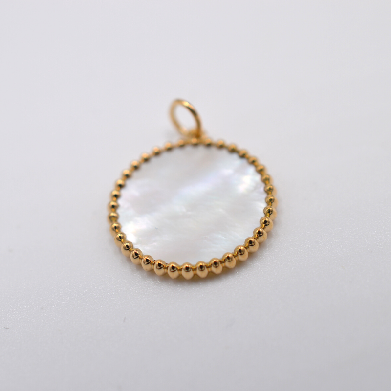 Colgante de moneda de Nácar perlado en Oro Amarillo de 18 quilates - Maison Laudate