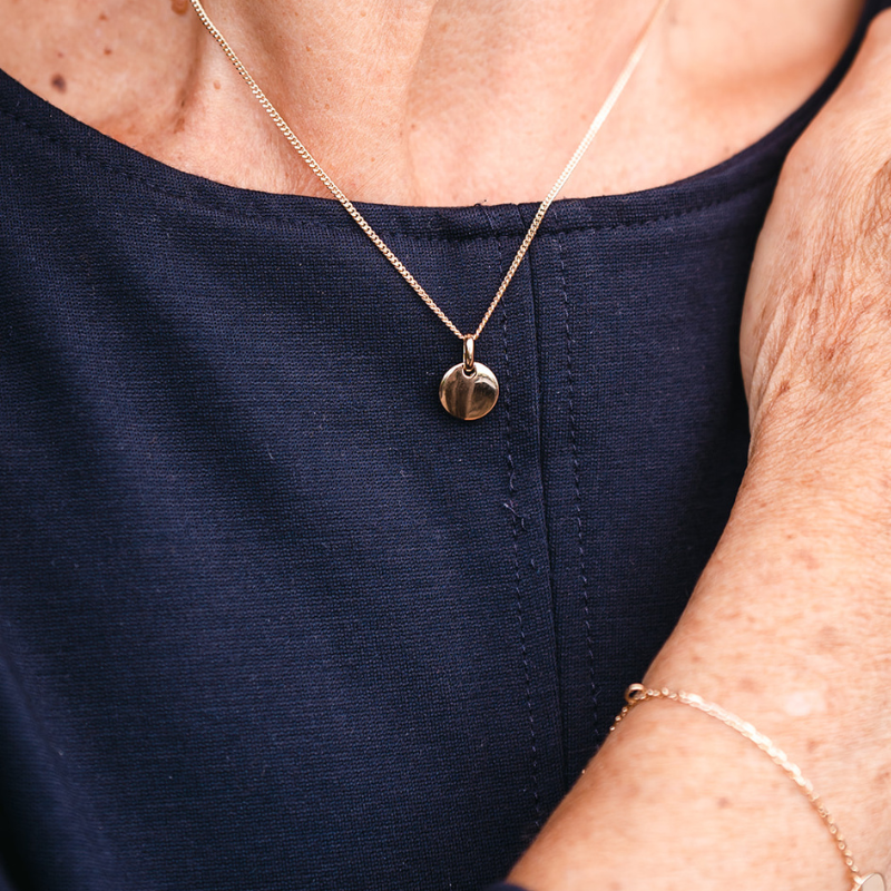 Pendentif Jeton Bombé Alice en Plaqué Or - Maison Laudate