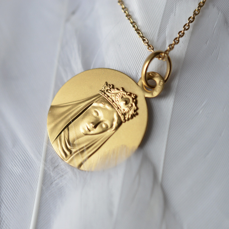 Médaille de Baptême Vierge Reine en Or Jaune 18 Carats - Maison Laudate Médaille de Baptême Vierge Reine en Or Jaune 18 Carats - Maison Laudate