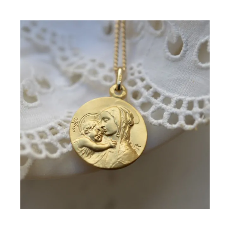 Médaille de Baptême:  Vierge souveraine  Or 18 Carats - Maison Laudate Médaille de Baptême:  Vierge souveraine  Or 18 Carats - Maison Laudate