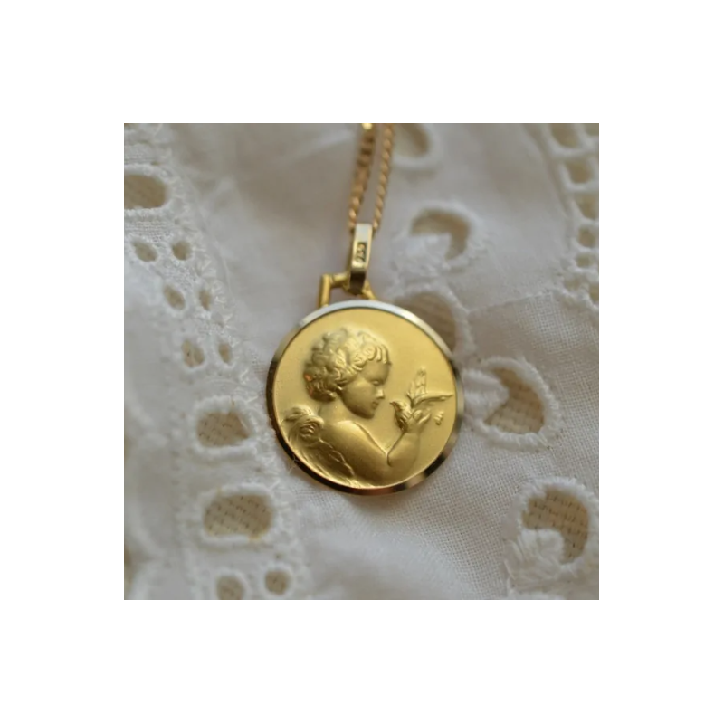 Médaille de Baptême Le Messager Or Jaune 18 Carats - Maison Laudate Médaille de Baptême Le Messager Or Jaune 18 Carats - Maison Laudate
