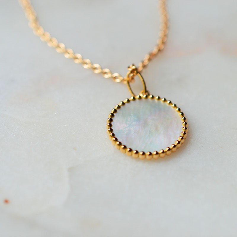 Colgante de moneda de Nácar perlado en Oro Amarillo de 18 quilates - Maison Laudate