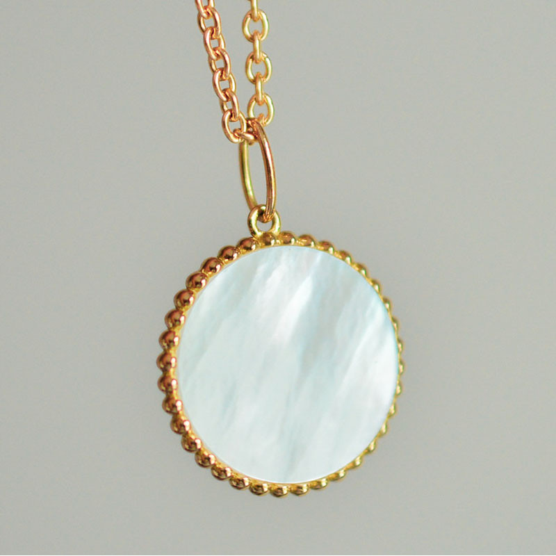 Pendentif Jeton en Nacre  Perlé d'Or Jaune 18 Carats - Maison Laudate