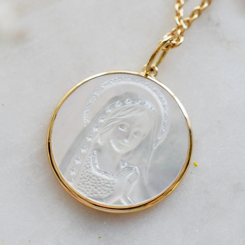 Medaille de Baptême Vierge au Voile Etoilé en Nacre et Or 18 carats Medaille de Baptême Vierge au Voile Etoilé en Nacre et Or 18 carats