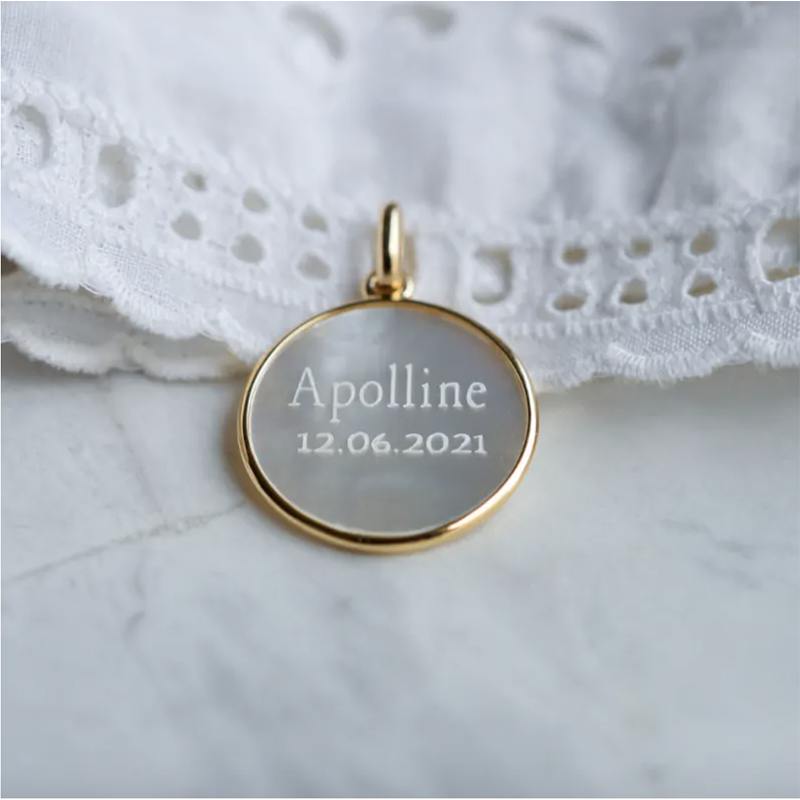 Medaille de Baptême Vierge Douce Mère en Nacre et Or 18 carats