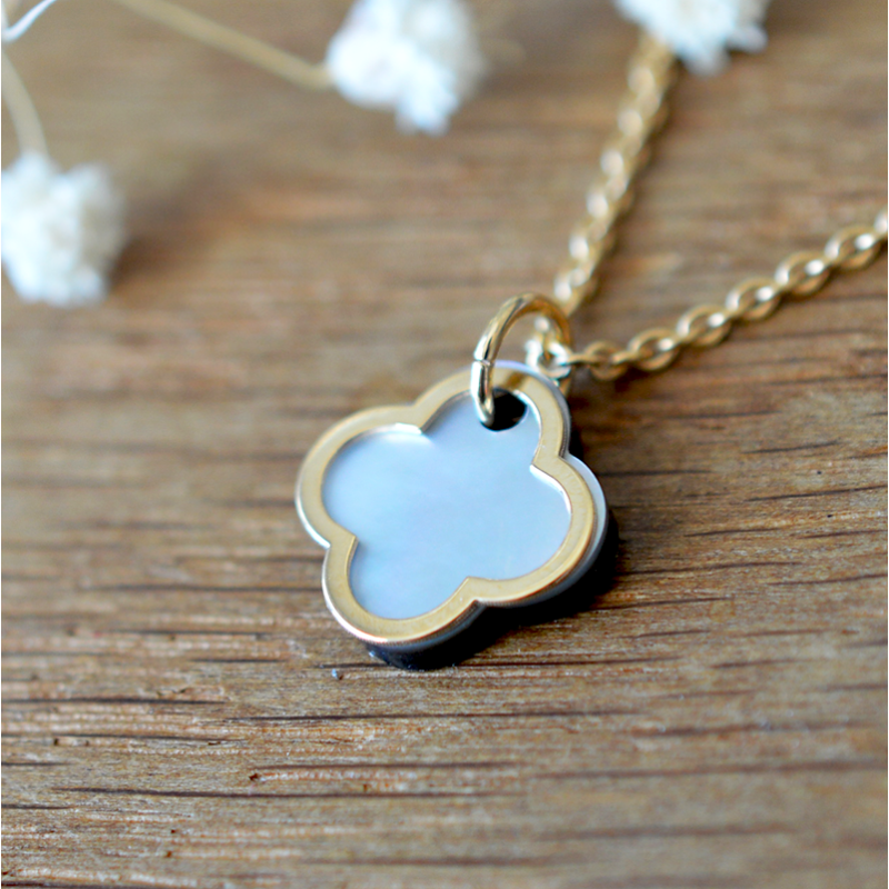 Colgante Trébol Madreperla Gris y Oro 18 Quilates - Casa Laudate