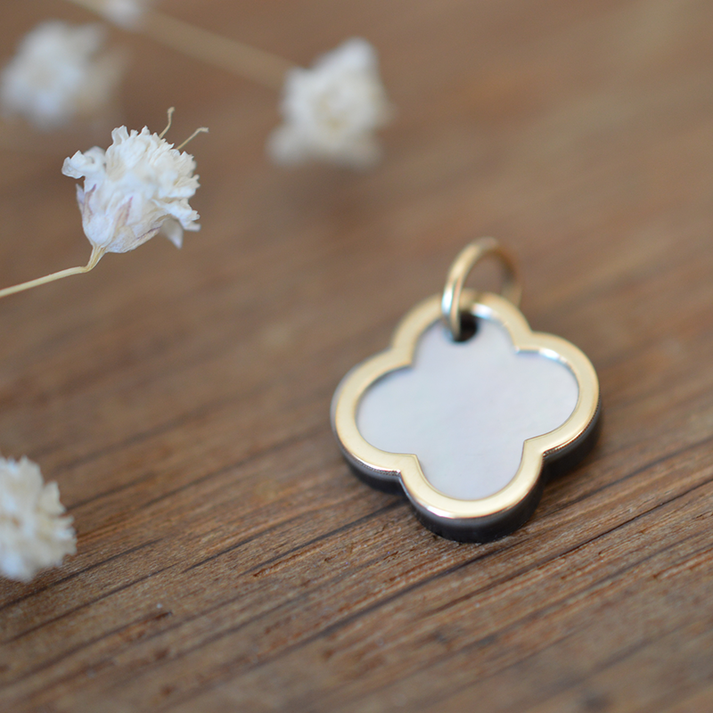 Colgante Trébol Madreperla Gris y Oro 18 Quilates - Casa Laudate