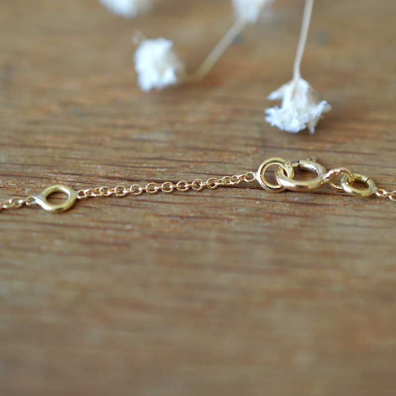 Pulsera para mujer con trébol en cuarzo ahumado marrón y oro amarillo de 18 quilates.