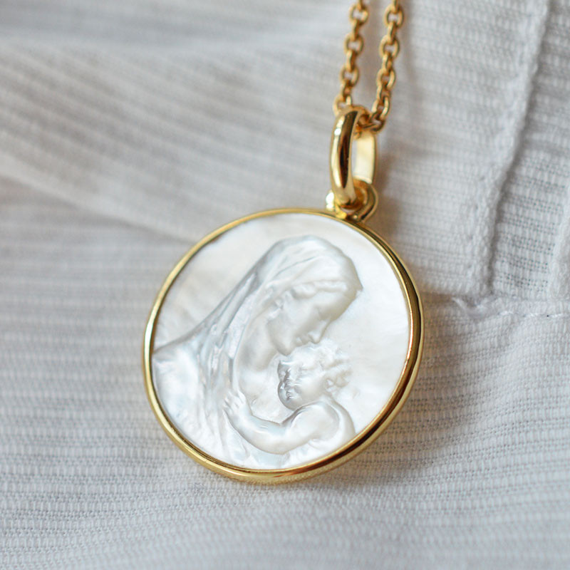 Medalla de Bautismo Virgen de la Maternidad en Nácar y Oro de 18 quilates