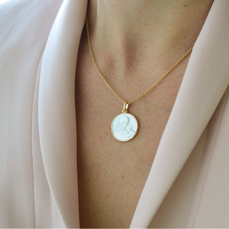 Medalla de Bautismo Virgen de la Maternidad en Nácar y Oro de 18 quilates