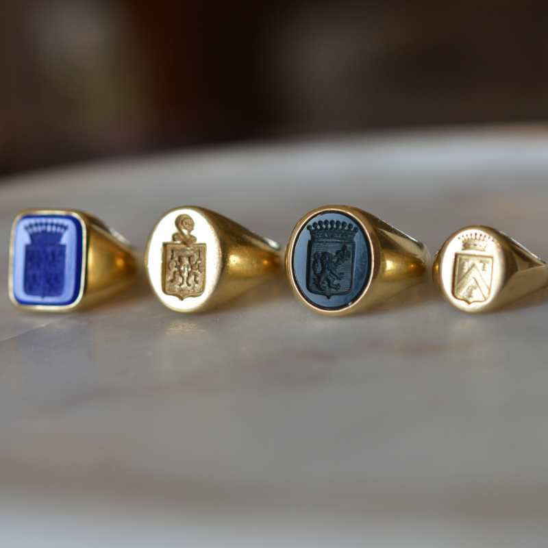 Anillo de hombre cuadrado con esquinas redondas en oro de 18 quilates - Casa Laudate