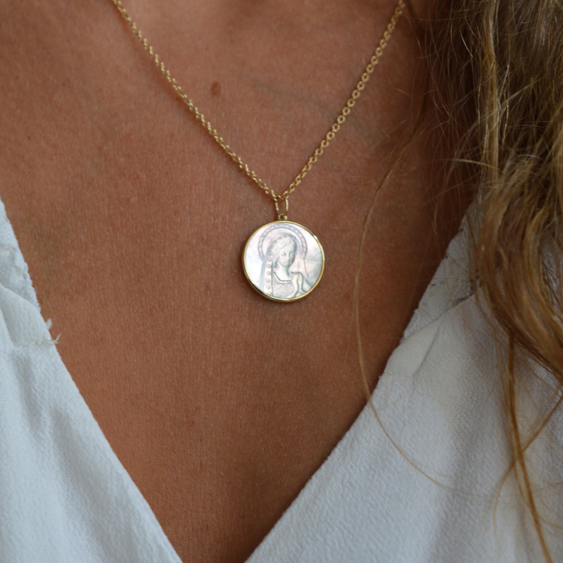 Medalla de Bautismo de la Virgen del Velo Estrellado en Nácar y Oro de 18 quilates