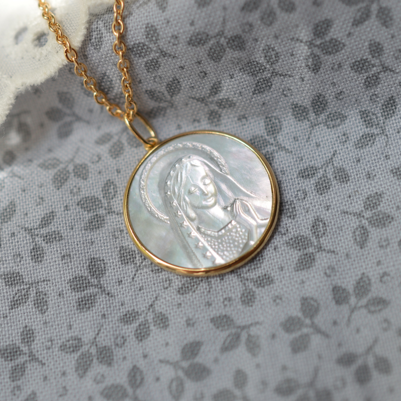 Medaille de Baptême Vierge au Voile Etoilé en Nacre et Or 18 carats