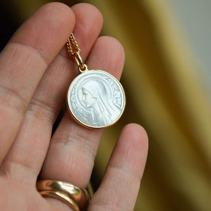 Medaille bapteme Vierge à l'Eglantier nacre