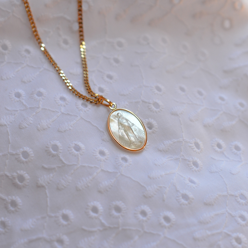 médaille vierge ovale nacre et or maison laudate