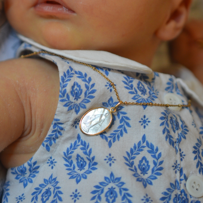 médaille vierge ovale nacre et or maison laudate