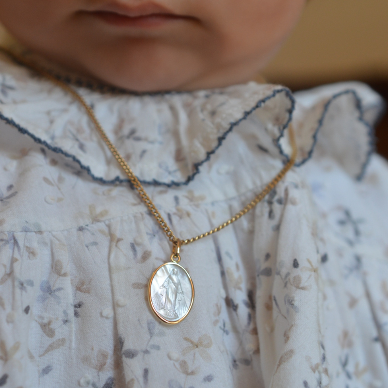 médaille vierge ovale nacre et or maison laudate