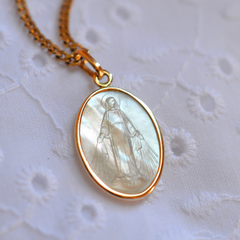 médaille vierge ovale nacre et or maison laudate
