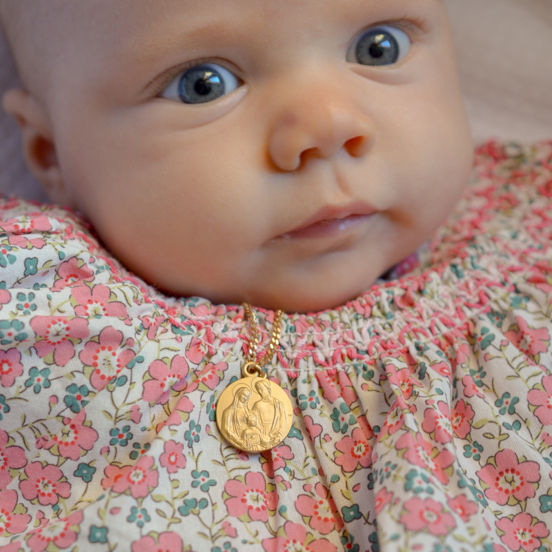 medaille de bapteme tres sainte famille or maison laudate