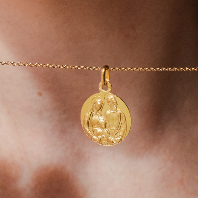 medaille de bapteme tres sainte famille or maison laudate