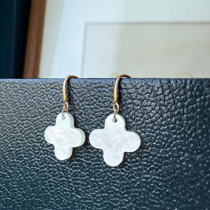 boucle d'oreilles croix romane nacre & or 18 carats