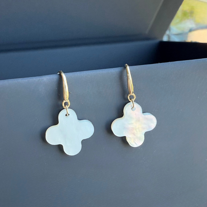 boucle d'oreilles croix romane nacre & or 18 carats