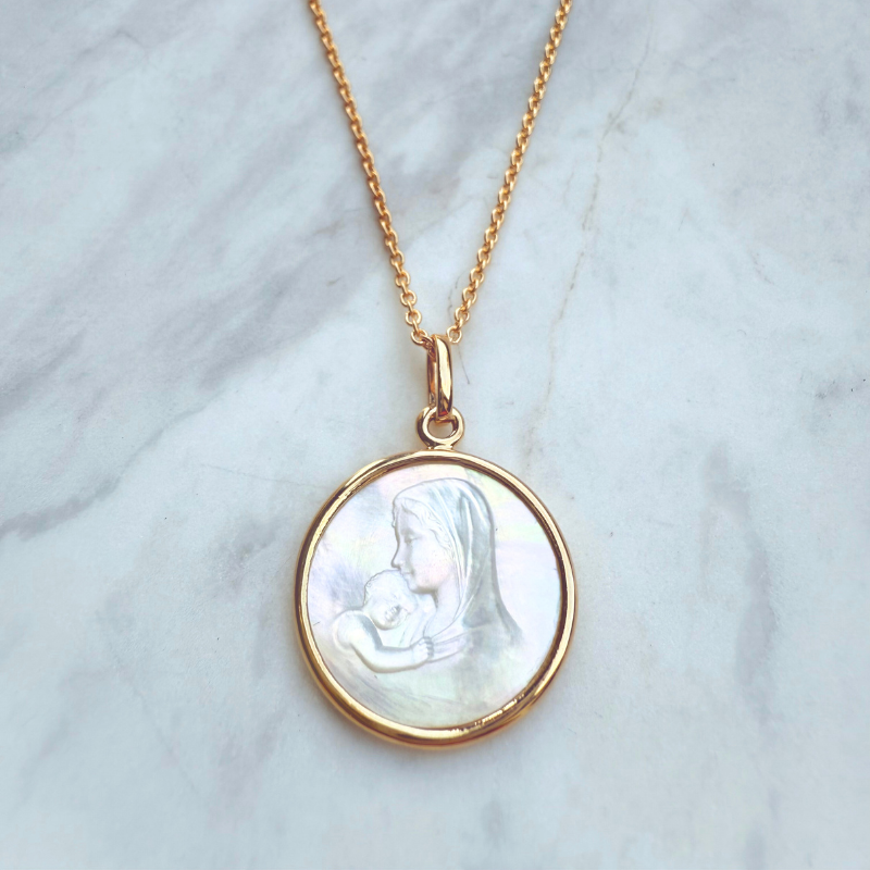 medaille de bapteme vierge mère nacre et or 18 carats maison laudate