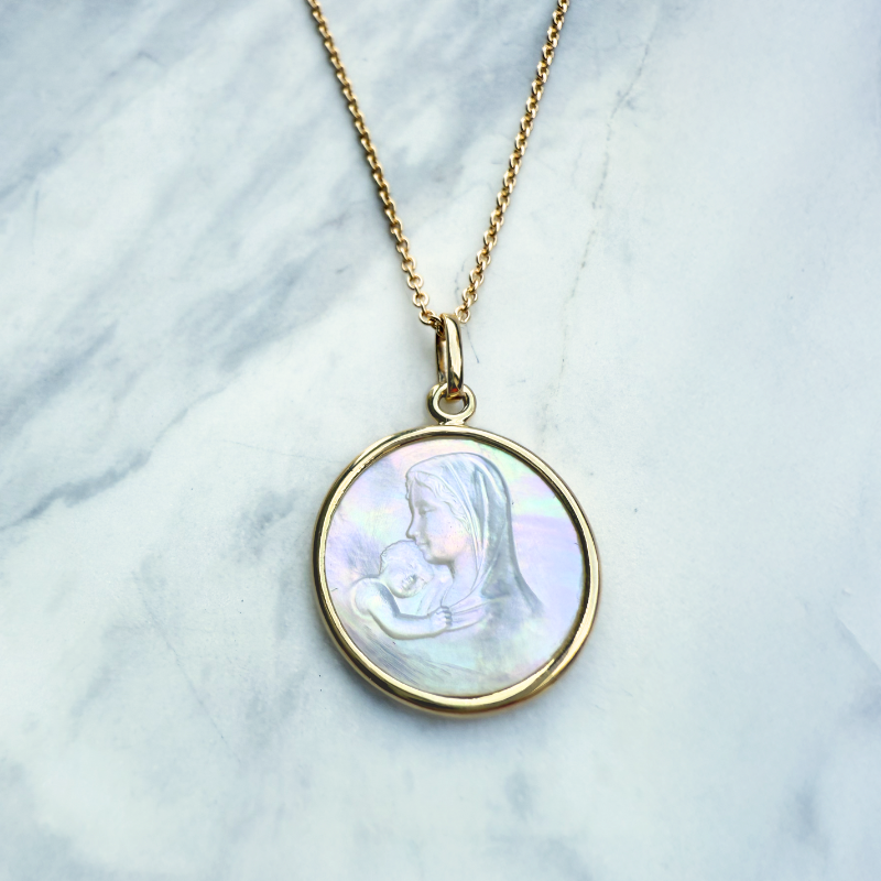 medaille de bapteme vierge mère nacre et or 18 carats maison laudate